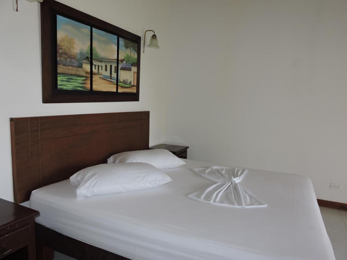 Caucasia Hotel Y Restaurante Meson Del Gitano מראה חיצוני תמונה