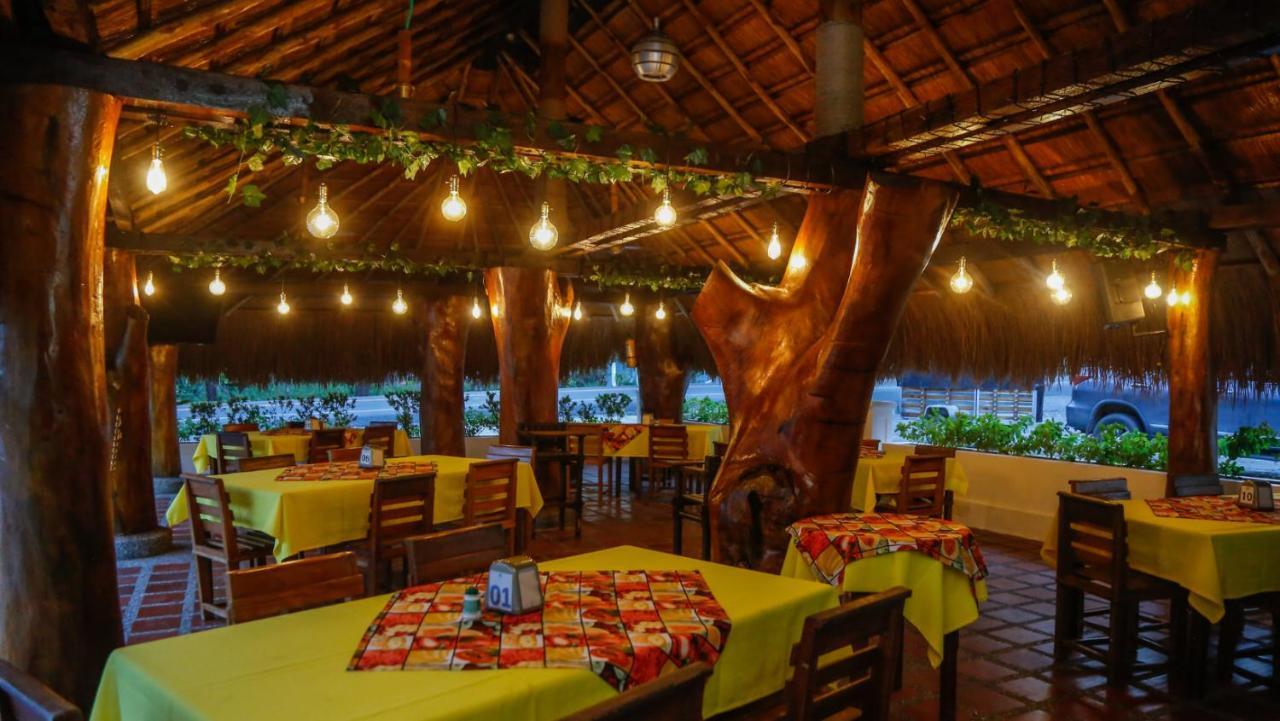 Caucasia Hotel Y Restaurante Meson Del Gitano מראה חיצוני תמונה