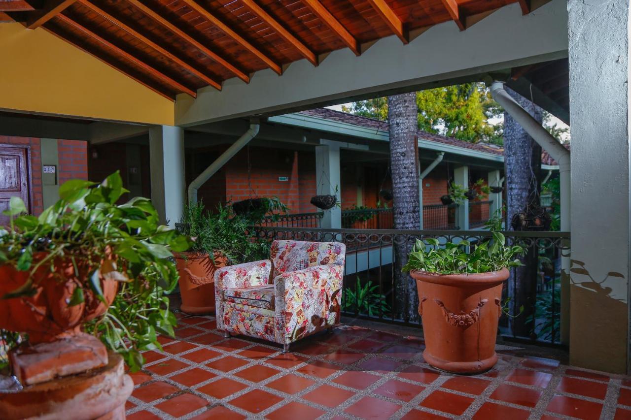 Caucasia Hotel Y Restaurante Meson Del Gitano מראה חיצוני תמונה