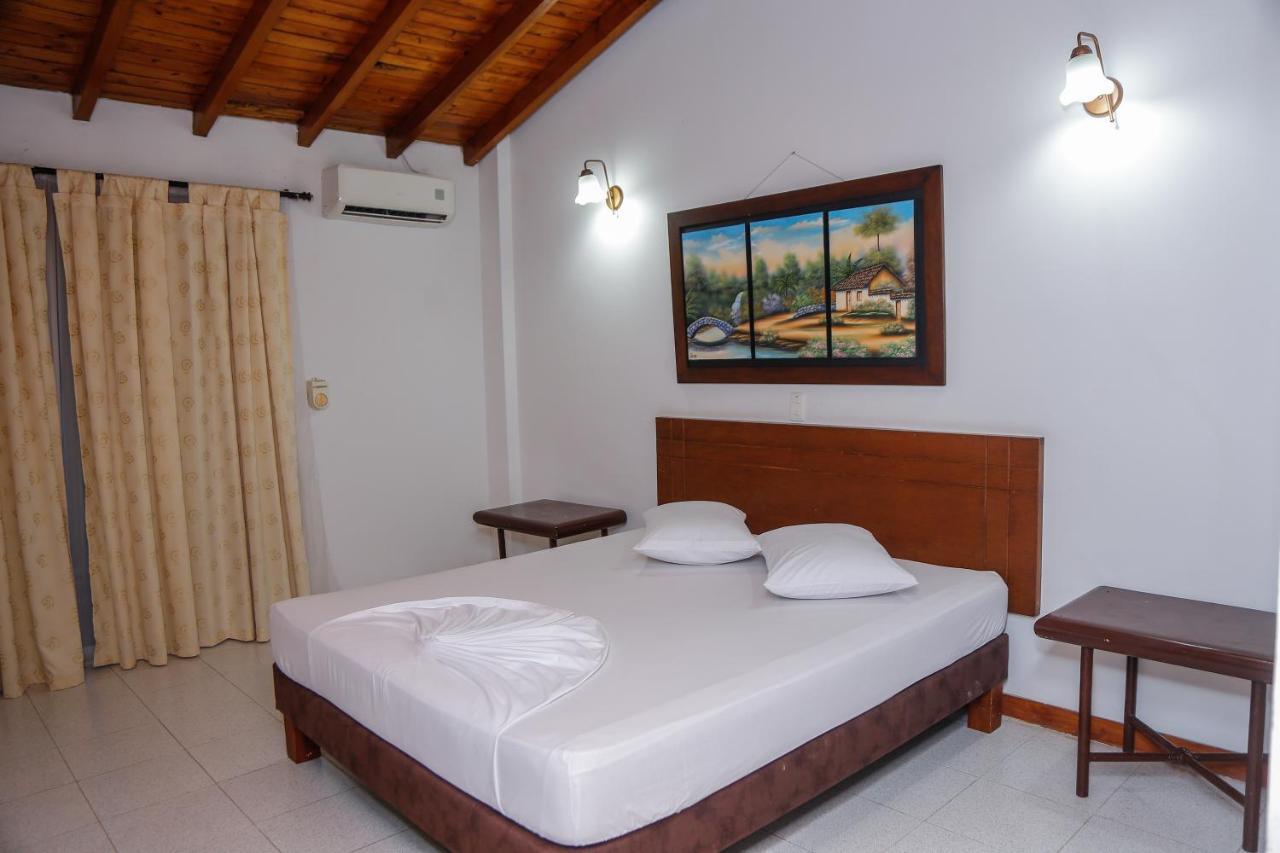Caucasia Hotel Y Restaurante Meson Del Gitano מראה חיצוני תמונה