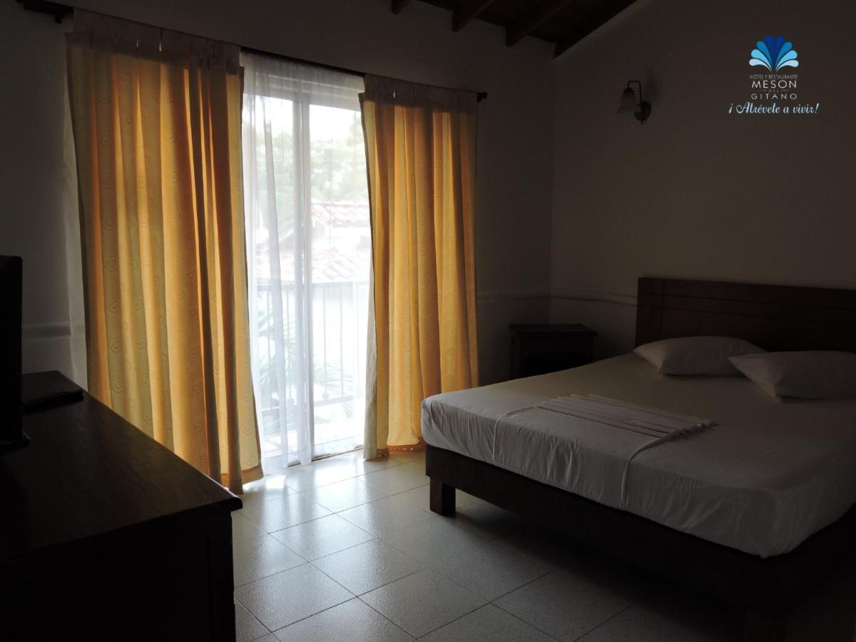 Caucasia Hotel Y Restaurante Meson Del Gitano חדר תמונה