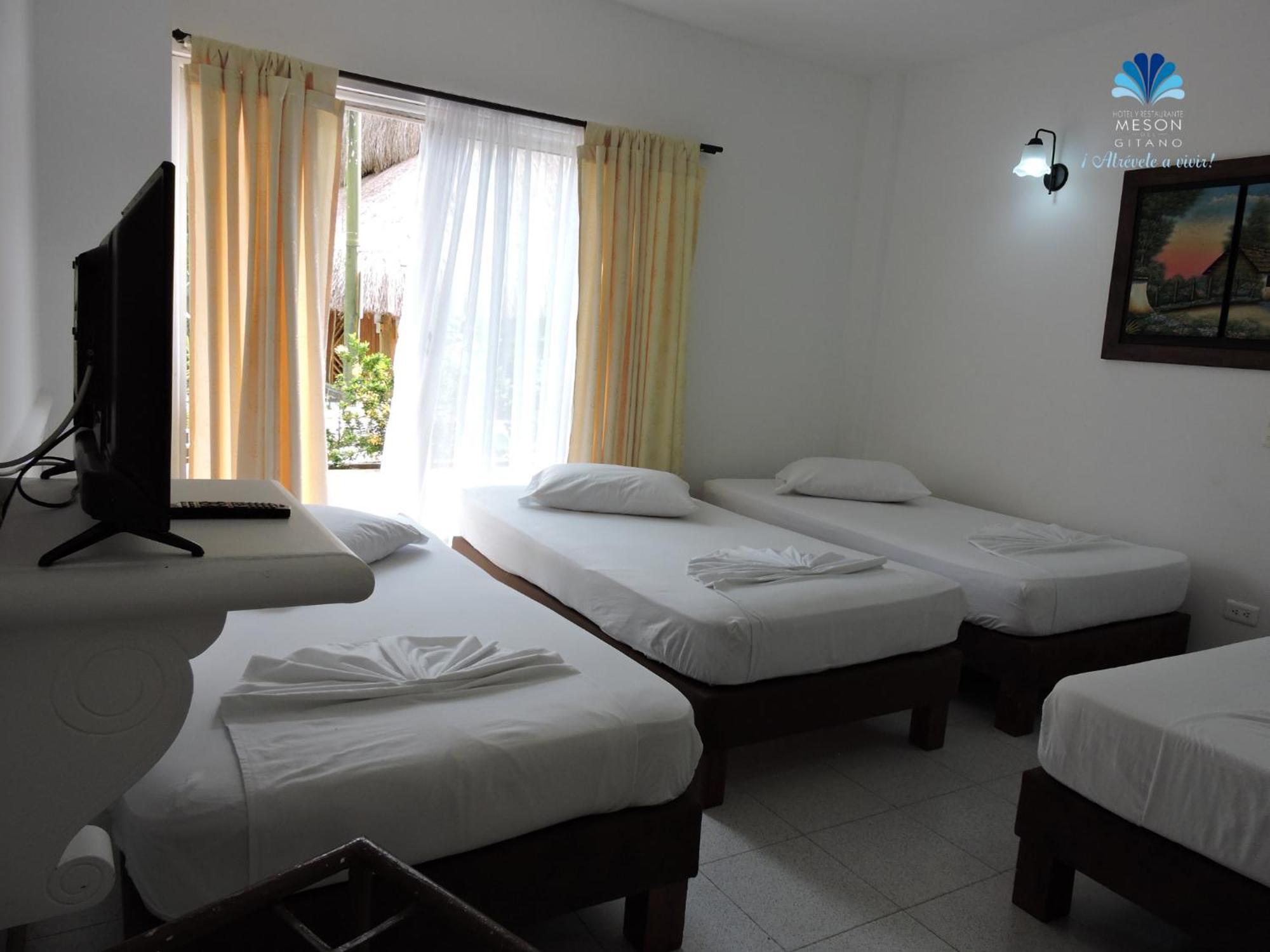Caucasia Hotel Y Restaurante Meson Del Gitano חדר תמונה