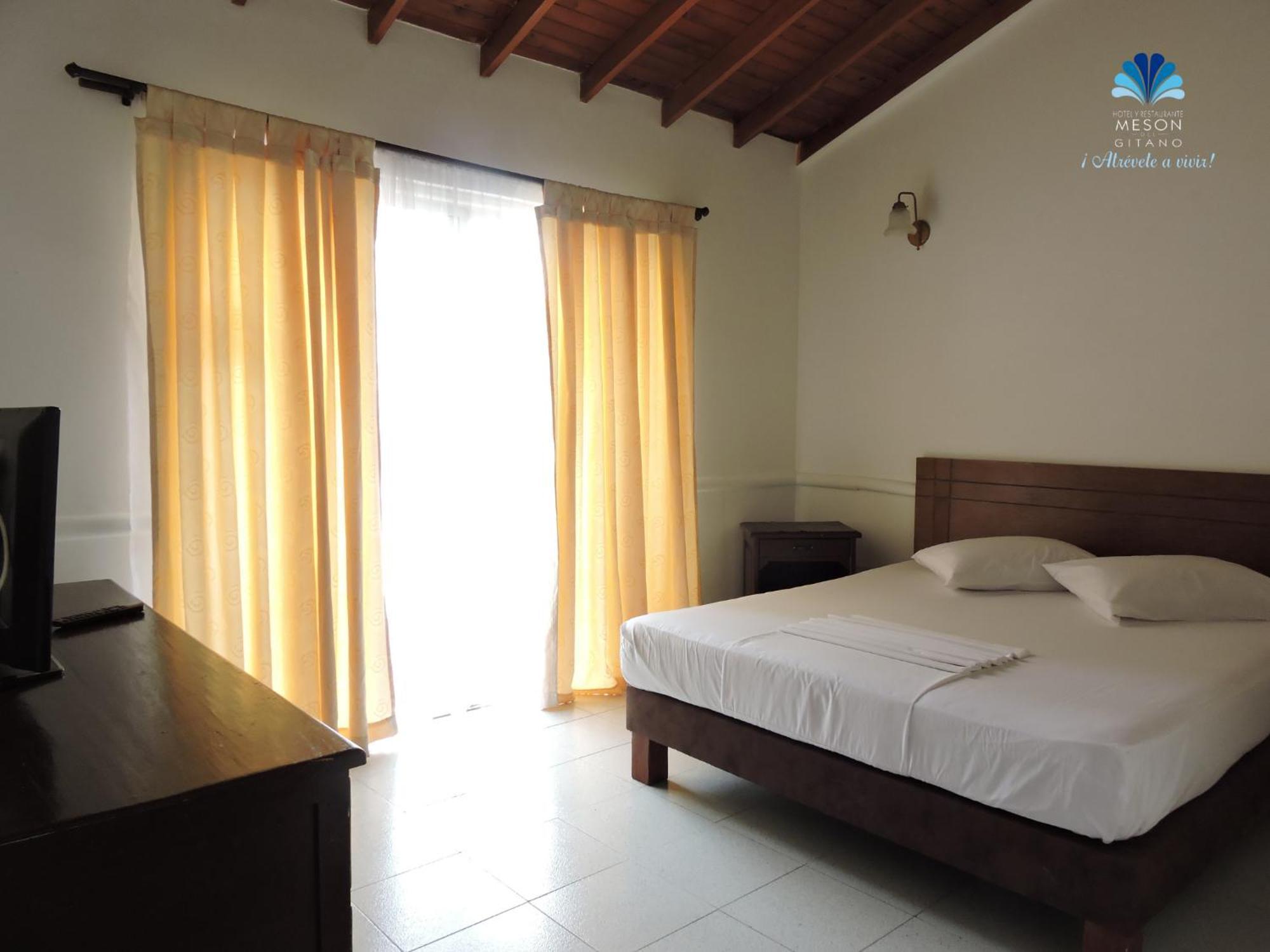 Caucasia Hotel Y Restaurante Meson Del Gitano חדר תמונה