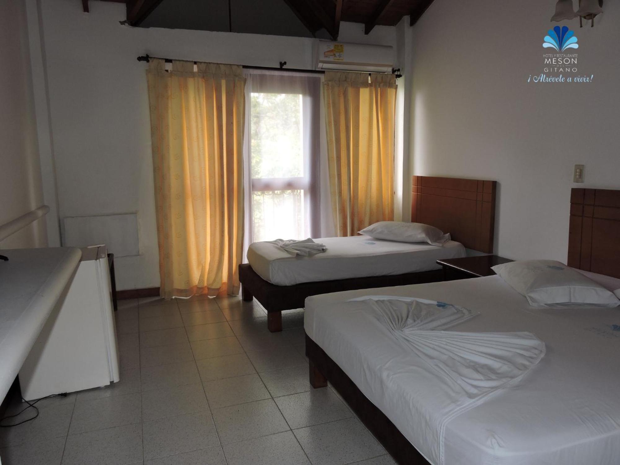 Caucasia Hotel Y Restaurante Meson Del Gitano חדר תמונה
