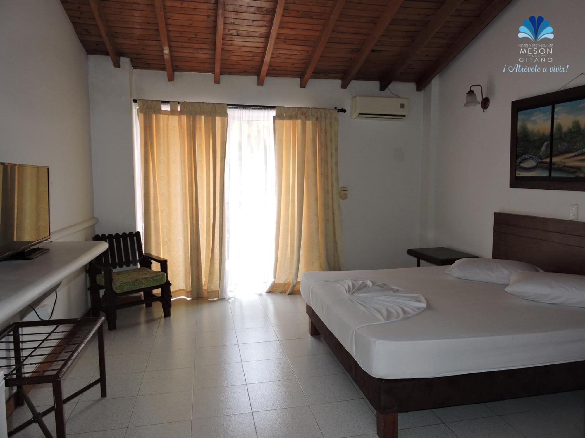 Caucasia Hotel Y Restaurante Meson Del Gitano חדר תמונה